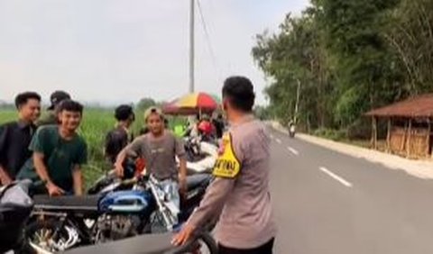 Tak jauh dari lokasi, ada penjual jajanan yang langsung menarik perhatian Pak Bhabin.<br>