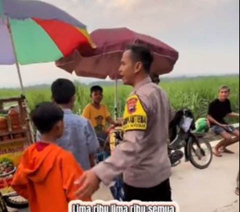 Awalnya Gerombolan Pemuda Ini Ditegur Pak Bhabin Motornya Tak Sesuai Aturan, Endingnya Diberi Kejutan Bikin Tersenyum