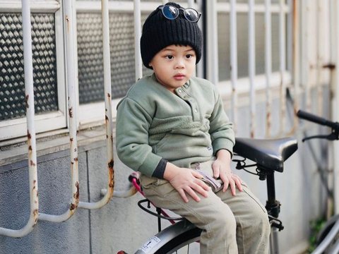 Foto-foto Lucu Shaka Anak Sulung Rey Mbayang dan Dinda Hauw yang Akan Menginjak 3 Tahun, Sudah Jago Berpose di Depan Kamera