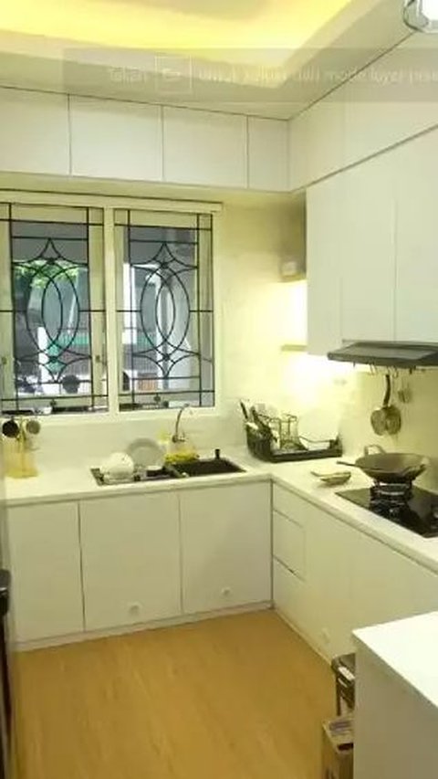 Warna dapurnya dibuat serba putih agar tampilannya terlihat bersih.<br>