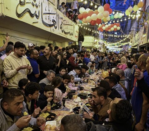 FOTO: Semarak Kebersamaan Buka Puasa Massal di Ezbet Hamada Kairo