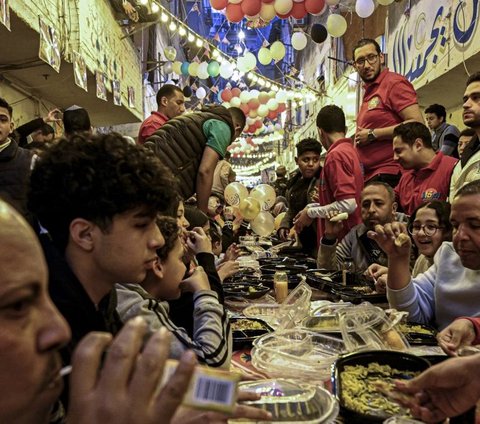 FOTO: Semarak Kebersamaan Buka Puasa Massal di Ezbet Hamada Kairo