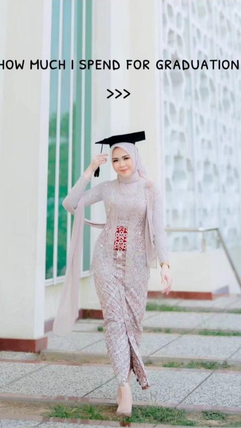 Not for the Indifferent, This College Student Spent Rp14.5 Million to Look Maximum at the Graduation Ceremony