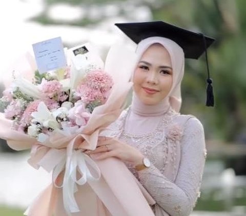 Not for the Indifferent, This College Student Spent Rp14.5 Million to Look Maximum at the Graduation Ceremony