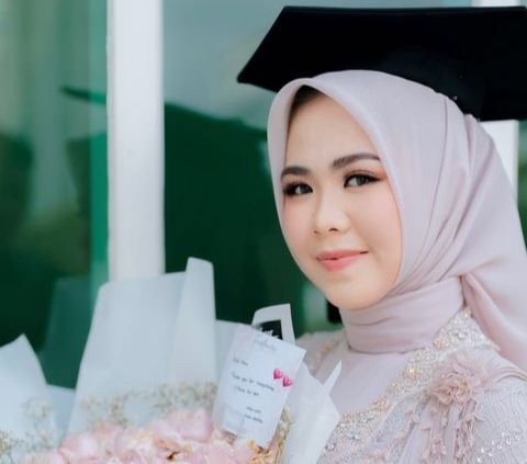 Not for the Indifferent, This College Student Spent Rp14.5 Million to Look Maximum at the Graduation Ceremony