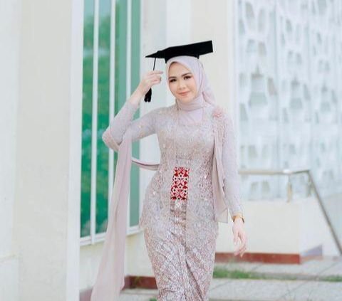 Not for the Indifferent, This College Student Spent Rp14.5 Million to Look Maximum at the Graduation Ceremony