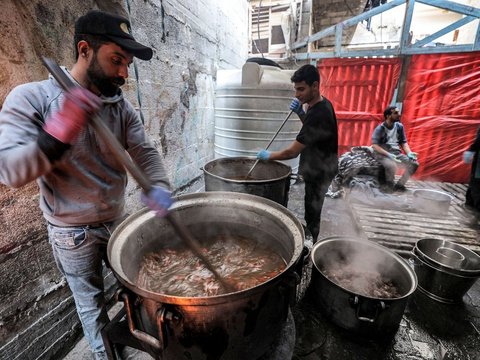 FOTO: Warga Palestina Rayakan Buka Puasa Massal di Rafah, Suasananya Khidmat dan Penuh Kekeluargaan