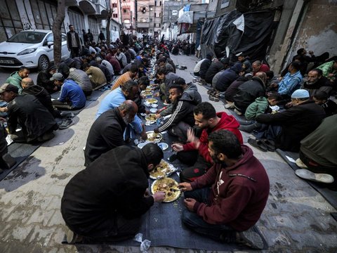 FOTO: Warga Palestina Rayakan Buka Puasa Massal di Rafah, Suasananya Khidmat dan Penuh Kekeluargaan