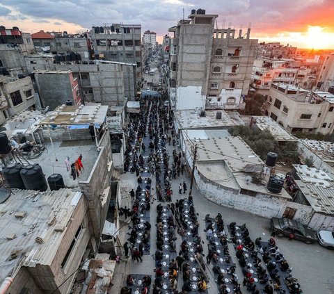 FOTO: Warga Palestina Rayakan Buka Puasa Massal di Rafah, Suasananya Khidmat dan Penuh Kekeluargaan