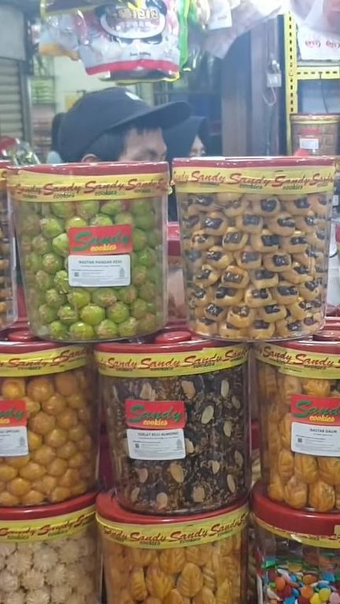 Mengunjungi Pasar Jatinegara yang Jadi Surganya Kue Kering untuk Lebaran, Ada Varian Donat Almond sampai Kacang Mete
