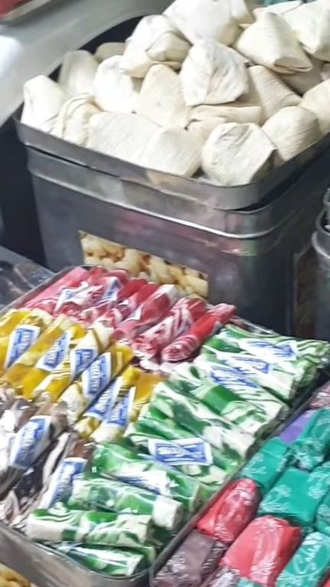 Mengunjungi Pasar Jatinegara yang Jadi Surganya Kue Kering untuk Lebaran, Ada Varian Donat Almond sampai Kacang Mete