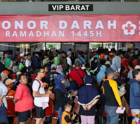 Warga mendonorkan darah dalam kegiatan Donor Darah pada bulan Ramadan di Jakarta Internasional Stadium, Jakarta, Selasa (26/3/2024). Palang Merah Indonesia (PMI) Jakarta Utara mengadakan kegiatan Donor Darah pada bulan Ramadan 1445 Hijriah. Foto: Liputan6.com / Herman Zakharia<br>