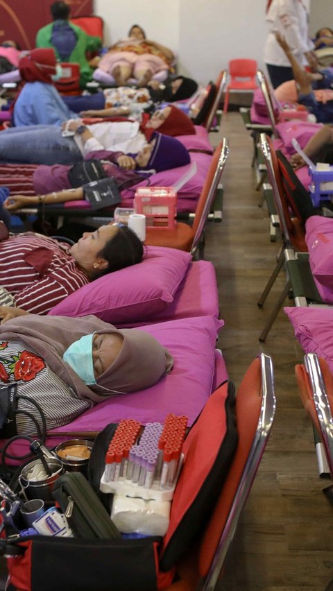 FOTO: Berkah Ramadan, Ribuan Warga Antusias Mengantre Sedekah Darah untuk Aksi Kemanusiaan