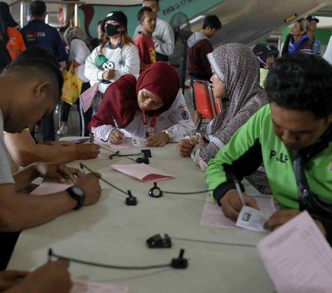 FOTO: Berkah Ramadan, Ribuan Warga Antusias Mengantre Sedekah Darah untuk Aksi Kemanusiaan