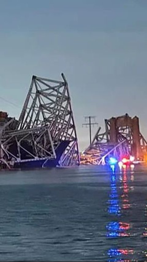 VIDEO Detik-Detik Kapal Kontainer Tabrak Jembatan di AS Sampai Roboh, Mobil-Mobil Berjatuhan ke Sungai