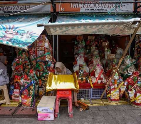 Pedagang parcel musiman mulai terlihat menjelang dua pekan Lebaran atau Hari Raya Idulfitri 1445 Hijriah di kawasan Barito, Jakarta Selatan, Selasa (26/3/2024). Foto: merdeka.com / Arie Basuki