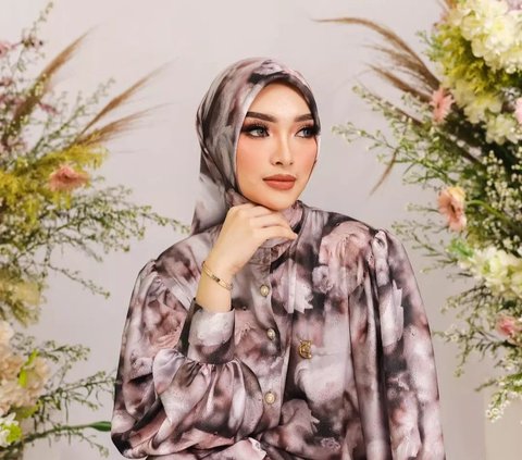 Not Allowed by Husband to Sing Anymore, 8 Photos of Zaskia Gotik Choosing to Sell Clothes and Hijabs