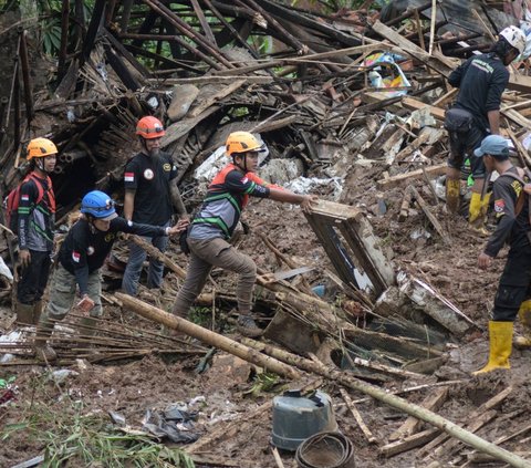 Empat Korban Tertimbun Longsor di Bandung Barat Ditemukan, Dua di Antaranya Anak-Anak