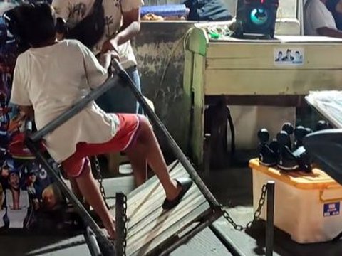 Very Creative! Viral Low Budget VR Simulator at the Night Market, Manual Movement on a Board