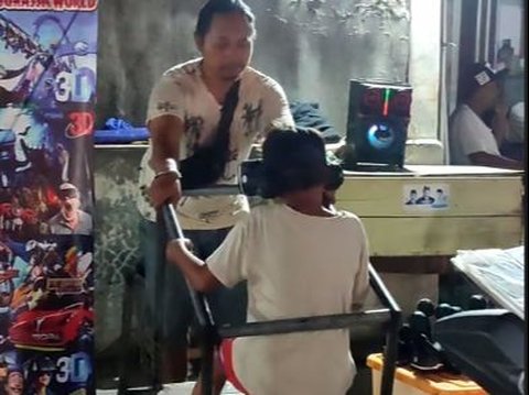 Very Creative! Viral Low Budget VR Simulator at the Night Market, Manual Movement on a Board