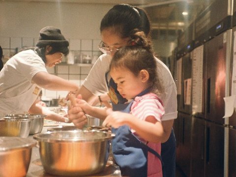 Super Cute! 10 Potret Baby Millie Mae Anak Derby Romero Belajar Membuat Kue, Ekspresinya Gemesin Banget