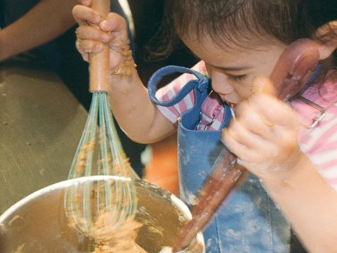 Super Cute! 10 Potret Baby Millie Mae Anak Derby Romero Belajar Membuat Kue, Ekspresinya Gemesin Banget