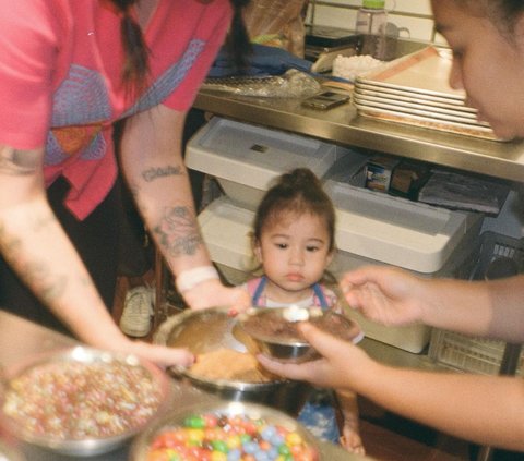 Super Cute! 10 Potret Baby Millie Mae Anak Derby Romero Belajar Membuat Kue, Ekspresinya Gemesin Banget