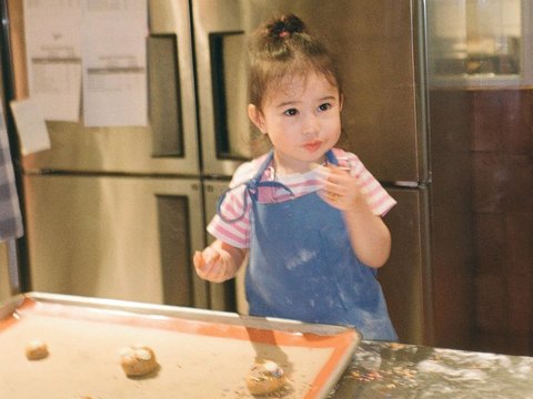 Super Cute! 10 Potret Baby Millie Mae Anak Derby Romero Belajar Membuat Kue, Ekspresinya Gemesin Banget