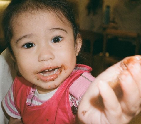 Super Cute! 10 Potret Baby Millie Mae Anak Derby Romero Belajar Membuat Kue, Ekspresinya Gemesin Banget