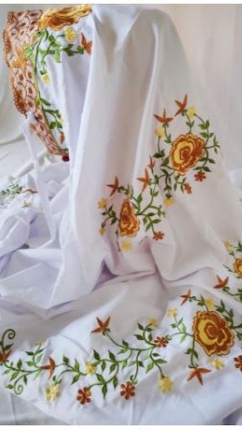 Rekomendasi mukena bordir dengan motif cantik yang cocok untuk dikenakan saat lebaran 2024.