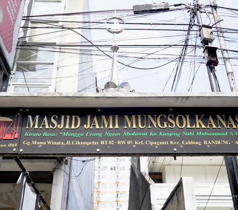 “Mengapa, simbah-simbah zaman dahulu menamai masjid ini dengan Mungsolkanas. Karena mereka meyakini, dengan salawat inilah kita sebagai umatnya akan gondelan atau bergandengan menuju surga,” katanya lagi.