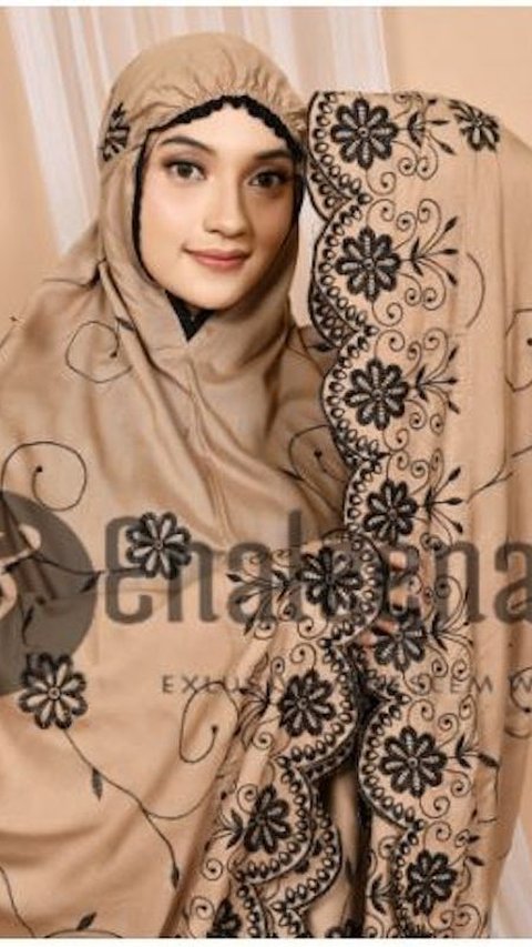 Rekomendasi mukena bordir dengan motif cantik yang cocok untuk dikenakan saat lebaran 2024.