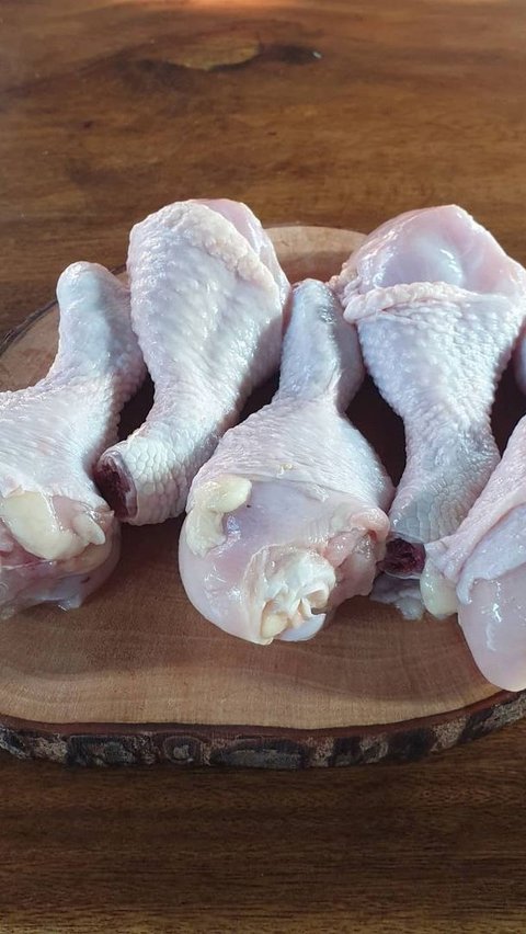 Cuma 5 Menit, Ini Trik Cairkan Daging Ayam Beku Tanpa Cuka atau Rendaman Air Panas