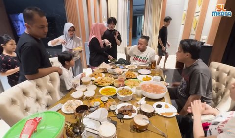 Tak lama kemudian waktu berbuka puasa pun tiba. Sule bersama keluarga mulai menikmati menu buka puasa yang sudah disiapkan. Sule menyantap salah satu makanan di atas meja makan.<br>