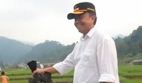 Dalam video terlihat, Herman  ngelepek merpati di tengah sawah. 