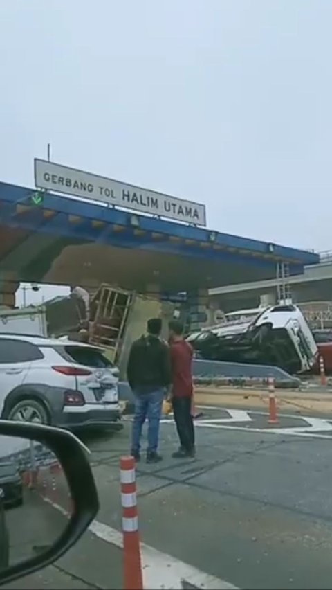 5 Kendaraan Kecelakaan Beruntun Di Pintu GT Halim Utama Arah Tol Dalam ...