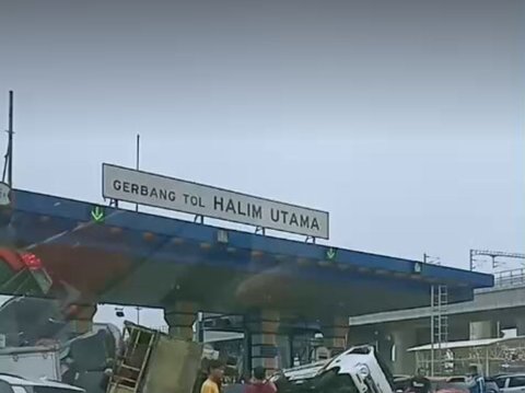 5 Kendaraan Kecelakaan Beruntun di Pintu GT Halim Utama Arah Tol Dalam Kota, Mobil & Pikap Ringsek