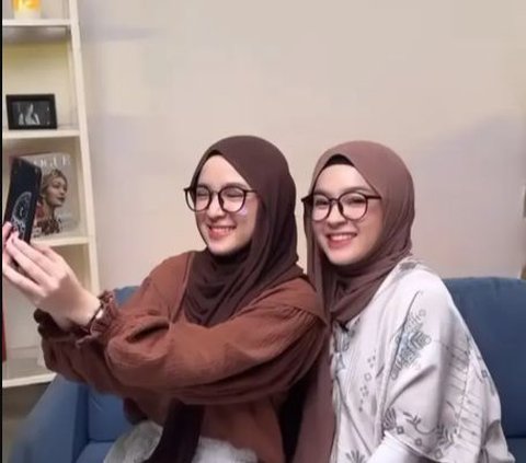 Portrait of Eca Aura in Hijab Resembles Nissa Sabyan, Like Separated Twin Siblings