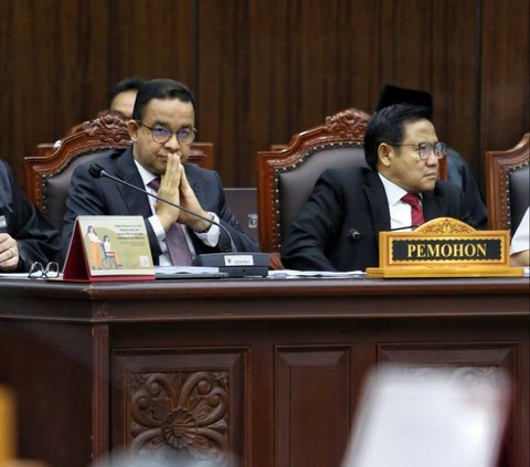 Pasangan capres-cawapres nomor urut 1, Anies Baswedan dan Muhaimin Iskandar bersama tim hukumnya mengikuti Sidang Perselisihan Hasil Pemilihan Umum (PHPU) di Mahkamah Konstitusi (MK), Jakarta, Rabu (27/3/2024). Dalam momen tersebut Anies secara blak-blakan menyebut kecurangan terpampang nyata dalam Pilpres 2024. Liputan6.com/Angga Yuniar