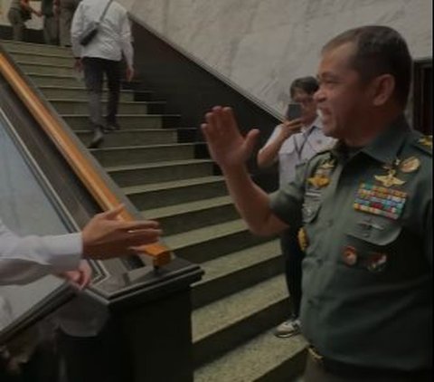 Kasad Jenderal TNI Maruli Dibikin Kagum Terima 'Hadiah Spesial' dari AHY: Luar Biasa, Banyak Banget
