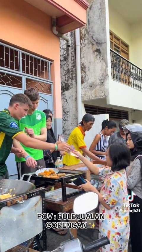 Viral Bule Jualan Takjil Ramai Pembeli, Ternyata Begini Faktanya<br>