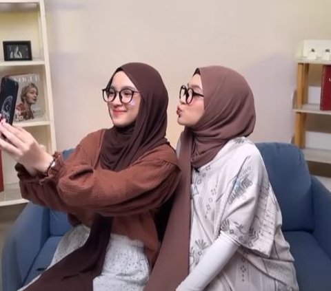 Wearing Hijab and Glasses, Eca Aura's Face Looks Exactly Like Nissa Sabyan, It's Hard to Tell Them Apart!