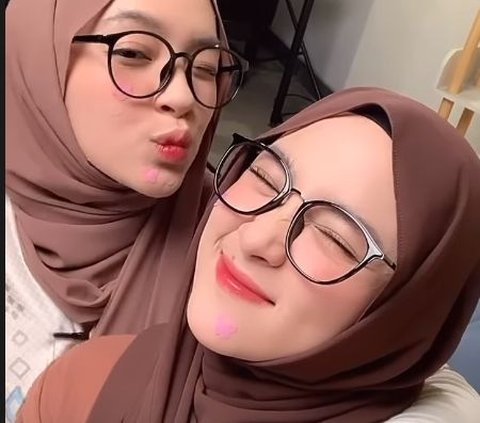 Wearing Hijab and Glasses, Eca Aura's Face Looks Exactly Like Nissa Sabyan, It's Hard to Tell Them Apart!