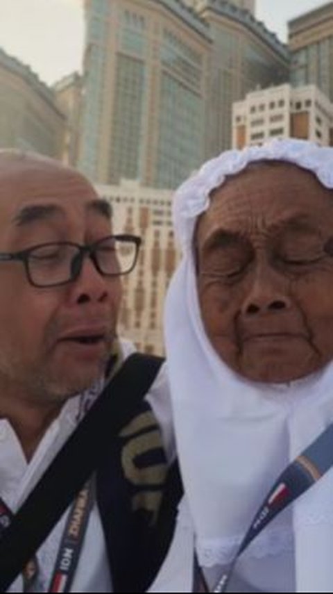 <b>Viral Pria Paruh Baya Ini Akhirnya Tepati Janji untuk Bawa Ibunda Umrah, Nangis Haru Ucapkan Pesan Menyentuh</b><br>