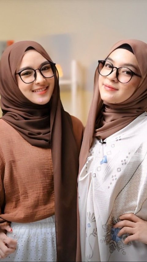 Wearing a hijab and glasses, Eca's face has a unique aura, just like Nissa Sabyan, it's difficult to tell them apart!