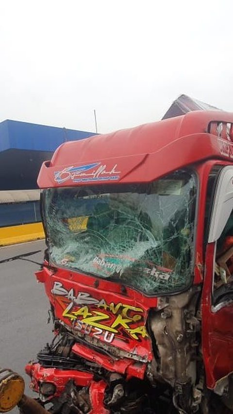 Detik-Detik Menegangkan Truk Merah Tabrak 2 Brio Lalu Kabur & Seruduk Pikap hingga Terpental di Tol Halim