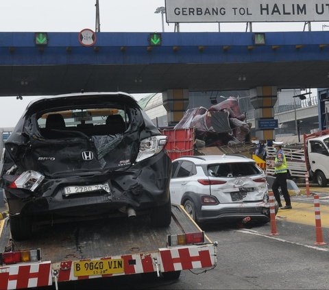 Kecelakaan beruntun terjadi di Gerbang Tol (GT) Halim Utama, Jakarta, Rabu (27/3/2024). Setidaknya, ada tujuh unit kendaraan yang mengalami kerusakan akibat insiden tersebut. Foto: Merdeka.com/Imam Buhori<br>