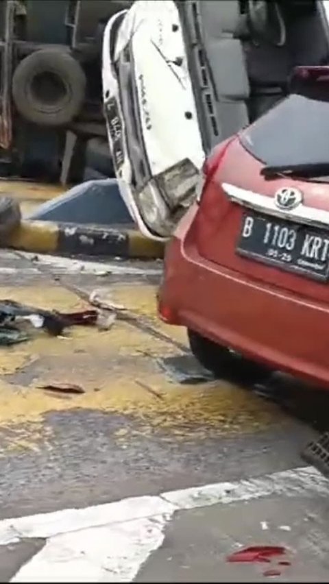Mencekam Detik-Detik Lima Mobil Kecelakaan Beruntun di Gerbang Tol Halim