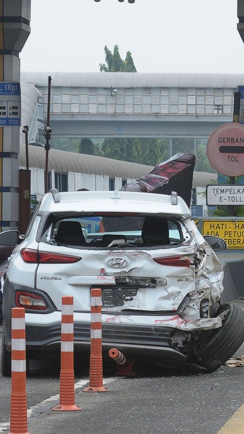 Mobil-mobil tersebut tampak ringsek dan mengalami kerusakan cukup parah. Beruntung tak ada korban jiwa dalam kecelakaan beruntun tersebut. Foto: Merdeka.com/Imam Buhori