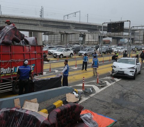 FOTO: Penampakan Kondisi Kendaraan Terlibat Kecelakaan Beruntun di Gerbang Tol Halim Utama
